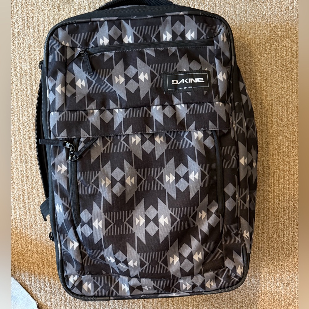 Dakine carry on roller bag 40L suitcase